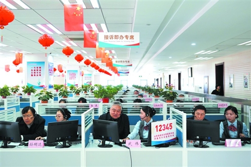 济南城投集团有关负责人到济南市12345市民服务热线接听电话